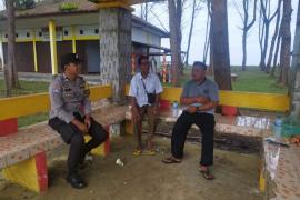 Personel Polsek Maje Laksanakan Pengamanan dan Sampaikan Imbauan Kepada Wisatawan Pantai Danau Kembar 