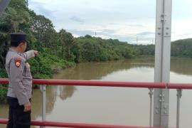 Antisipasi Banjir, Personil Polsek Ketahun Cek Debit Air Sungai