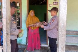Berbagi Sesama, Polsek Maje Bagikan Sembako Kepada Warga Kurang Mampu  