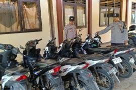 Personel Polsek Padang Jaya Lakukan Pengecekan Ranmor Titipan Warga Masyarakat Yang Mudik di Mako