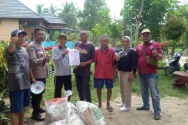 Bhabinkamtibmas Polsek Kaur Selatan Monitoring Pembagian Pupuk dan Racun di Desa Selasih  