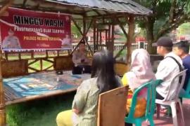 Minggu Kasih, Bhabinkamtibmas Sampaikan Imbauan Kamtibmas Bersama Warga Padang Ulak Tanding 