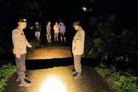Quick Respon Polsek Giri Mulya datangi TKP Jalan Amblas Di Desa Rena Jaya
