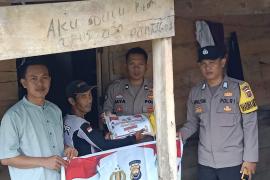 Bantu Warga Kurang Mampu, Polsek Kaur Selatan Bagikan Sembako 