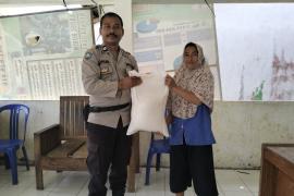 Selasa Berbagi, Polsek Padang Guci Hulu Bagikan Sembako Berupa Bahan Pokok Kepada Warga Yang Membutuhkan 