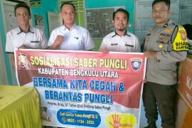 Bhabinkamtibmas Polsek Air Besi Sosialisasikan Saber Pungli di Kantor Desa Pasar Tebat