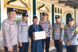 Kapolsek Ketahun Bagikan Baksos Pada Warga