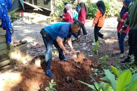 Cegah DBD Meluas Babinkamtibmas Polsek Batiknau Tumbuhkan Rasa Kebersamaan Dengan Gotong Royong Bersama Warga