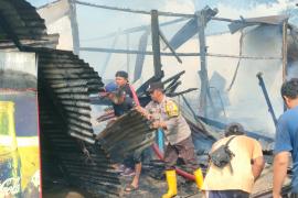 Lima Ruko Terbakar, Polisi Bantu Warga Padamkan Api dan Atur Arus Lalulintas