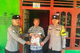 Bhabinkamtibmas, Laksanakan Selasa Berbagi Beripa Sembako Kepada Warga Kurang Mampu 