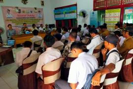Kapolsek Ketahun Berikan Penyuluhan Hukum dan Perlindungan Masyarakat di Desa Bukit Makmur 