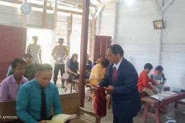 Polsek Kaur Selatan Monitoring Kegiatan dan Pengamanan Ibadah Gereja Umat Kristiani di Postel HKBP Pondok Pusaka 