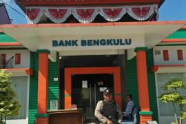 Anggota Polsek Ketahun Cek Bank Bengkulu, Berikan Rasa Aman Dan Kondusif