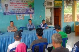Kanit Binmas Polsek Lebong Atas Hadiri Pembagian Bansos untuk Rumah Tidak Layak Huni di Desa Tabeak Blau