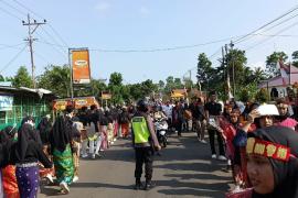 Polsek Padang Jaya Melaksanakan PAM dan Pengawalan Giat Pawai Adat P5 SMAN 08 Bengkulu Utara 