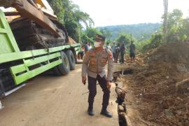 Truk Tronton Terjebak Berhasil Dievakuasi, Polisi Pasang Police Line, Jalan Ditutup Total