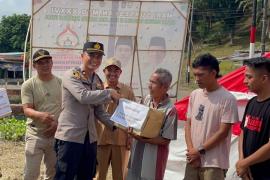 Kapolsek Ketahun Berikan Bantuan Sosial kepada Korban Kebakaran di Desa Bukit Indah
