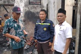 Bhabinkamtibmas Polsek Selebar Sambangi Rumah Warga yang Alami Kebakaran 