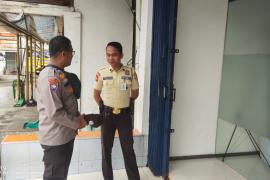 Bhabinkamtibmas Sambangi Security  Bank Mandiri Manna, Ingatkan agar selalu Waspada dalam Bertugas