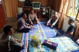 Wujud Empati Serta Peduli, Kapolsek Ketahun Jenguk Anggotanya Yang Sakit