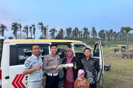 Jasa Raharja dan Samsat Mukomuko Melakukan Pelayanan “Samsat Senjo” di Pantai Abrasi