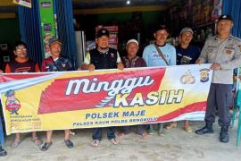 Kegiatan Minggu Kasih, Personel Polsek Maje Bersama Warga Desa Tanjung Baru 