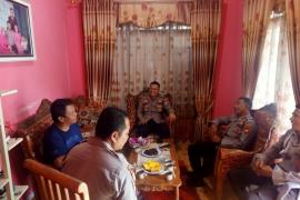 Kunjungi Anggotanya yang Sakit, Kapolsek Ketahun Berikan Motivasi dan Semangat