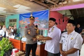 Peduli Stunting,  Polres Kaur Serahkan Bantuan Sosial di Desa Talang Marap 