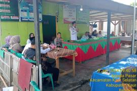 Dukung Program Desa, Bhabinamtibmas Polsek Kaur Selatan Hadiri Penyaluran BLT di Desa Kepala Pasar 