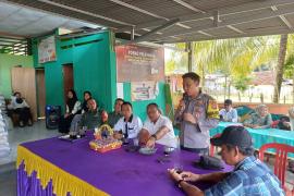Bhabinkamtibmas Dukung Ketahanan Pangan dengan Hadiri Pembagian Beras di desa Puding