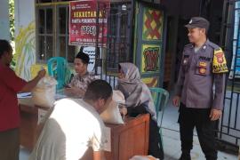 Bhabinkamtibmas Polsek Padang Jaya Monitoring Pendistribusian Beras Bantuan Dari Pemerintah di Desa Marga Sakti 