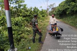 Sinergi TNI - Polri bersama Pemdes dan Warga Gotong Royong Bersihkan Lingkungan Sekitar