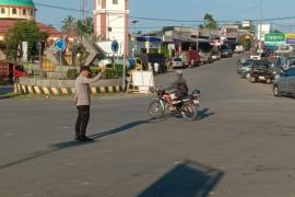 Pastikan Arus Lalin Lancar, Anggota Patroli Polsek Ketahun Laksanakan Morning Traffic Control