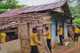 Menyambut HUT Bhayangkara Ke-78, Polsek Padang Jaya Gotong Royong Bedah Rumah Warga