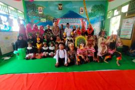 Kapolsek  Hadiri Undangan Gebyar Kreativitas dan Pasar Kliwon Di SD N 196 Bengkulu Utara