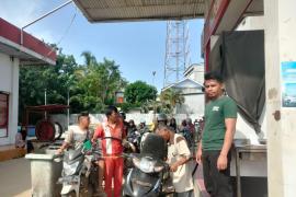 Cek Bahan Bakar Minyak Di SPBU, Polsek Ketahun Patroli Serta Sampaikan Kamtibmas