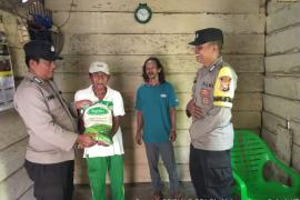 Peduli Kepada Warga Kurang Mampu, Polsek Kaur Tengah Bagikan Sembako Berupa Beras