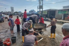 Aksi Kepedulian Polsek Ketahun Tambal Jalan Berlubang