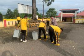 Dengan Giat Jumat Bersih, Kapolsek Ketahun Pimpin Kerja Bakti Di Lingkungan Mako Polsek