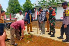Bhabinkamtibmas Polsek Ketahun Hadiri Kegiatan Sertifikasi Pembangunan Rabat Beton dan Gedung Balai Desa Sumber Mulya