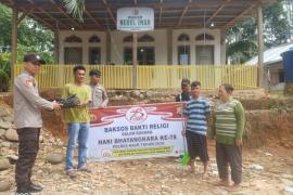 Sambut HUT Bhyangkara ke-78, Polsek Muara Sahung Gelar Bakti Religi Bersihkan Tempat Ibadah