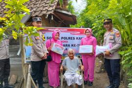 Polsek Kaur Selatan Bagikan Bansos Kepada Warga Kurang Mampu, Jelang HUT Bhayangkara ke-78 
