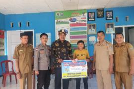 Bhabinkamtibmas Polsek Padang Guci Hulu Hadiri Penyaluran BLT DD di Desa Pagar Gunung 