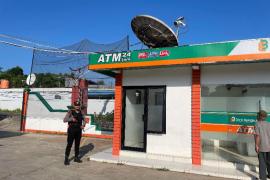 Polsek Ketahun Berikan Pelayanan Pada Masyarakat Saat Bertransaksi di Bank
