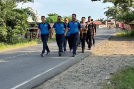 Menjaga Kebugaran, Kapolsek Ketahun Pimpin Olahraga Pagi