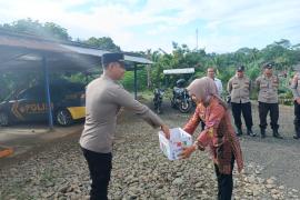 Peduli Masyarakat, Polsek Batik Nau Lakukan Gerakan Sedekah Bersama
