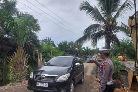 Patroli Polsek Ketahun Sambangi Pembangunan Jembatan Desa Giri Kencana