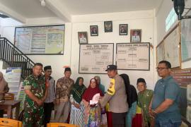 Personel Bhabinkamtibmas Polsek Kaur Tengah Lakukan Pengamanan Sekaligus Monitoring Kegiatan Pembagian BLT Dana Desa