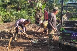 Bhabinkamtibmas Polsek Padang Jaya Sigap Gotong Royong di Desa Binaannya 