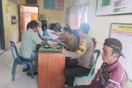 Kapolsek dan Bhabinkamtibmas Polsek Pino Hadiri Kegiatan Pembekalan Tim Pokja Pendataan SDGs Tahun 2024 di Desa Binaan